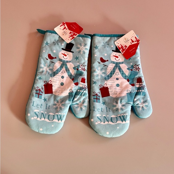 Christmas Snowman oven mitts -Two- Tags on - no flaws- Have not been used. - Picture 5 of 5